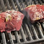 炭火焼肉 金の肉人 - 炙り牛レバー（厚切り）を網で焼く‼️