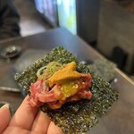 炭火焼肉 金の肉人 - ユッケ、うに、ネギを海苔にのせてパクっ