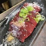 炭火焼肉 金の肉人 - 炙り牛レバー（厚切り）1,550円