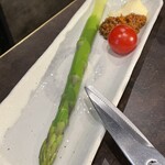 炭火焼肉 金の肉人 - 茹でたて！北海道産アスパラ550円