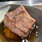 炭火焼肉 金の肉人 - 炙り牛レバー（厚切り）を胡麻油でパクっ