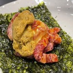 炭火焼肉 金の肉人 - ユッケ、うに、ネギを海苔にのせてパクっ