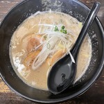 ラーメン海鳴 - スプーンがある方が、うまそうに見える