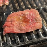 炭火焼肉 金の肉人 - ネギ塩牛タンを網で焼く‼️焼いた後、たっぷりネギをのせてパクっ