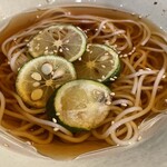 炭火焼肉 金の肉人 - ［冷］すだちうどん970円　すだちうどんは、2人分に分けてもらいました
