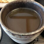 手打ちそば処 麓 - 余った辛汁に蕎麦湯を投入