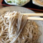 手打ちそば処 麓 - 綺麗な粗びきの蕎麦