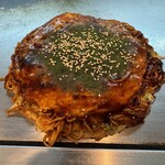 てっぱん処 暁 - 到着時のお好み焼き肉玉唐麺+イカ天。まん丸に成形されてソースに青のりや白胡麻が美味しそうな出来栄えでした。