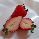 Merry Berry Farm - 空洞が気になる…ヘタが反っているのが、鮮度と甘さが良い証