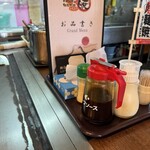 てっぱん処 暁 - 味変調味料。カープソース、マヨネーズ、ガーリックパウダー、写真には写ってませんが一味、胡椒も。