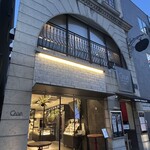 CALVA - 一階はテイクアウト、二階がカフェレストランです。
                                専用のエレベーターで上がります。