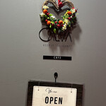 CALVA - 専用のエレベーターに乗り、カフェへと通じる扉に到着