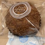 CALVA - 見た目と違い、とてもしっとりとした薄皮の中はカスタードクリームで満たされていました。あっさりとしているので食べやすく、最後まで美味しくいただけました♪
