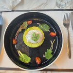 マーサーブランチ テラスハウス - サーモンのタルタルとアボガドとポーチドエッグ　ディルソース