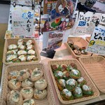 末広マート - どんむす（具材リッチなおむすび）左上は、カキフライのどんむす