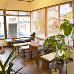 手打ちうどん こはる - 特注のテーブルとイス