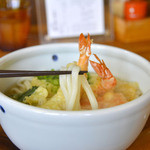 手打ちうどん こはる - エビ天うどん　麺が美味しそう