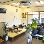 手打ちうどん こはる - テーブルと座敷