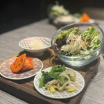 焼肉 うし幸 中目黒店 - 前菜4種〜キムチ、ナムル、甘酢漬け、サラダ