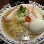 麺屋 こくう - 「特製鹽らぁ麺」（1,650圓）
                                別皿の味玉を入れた處。