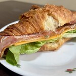 KUROPURI - ベーコンとチェダーチーズと無農薬リーフのクロワッサンサンド