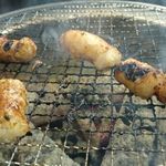 炭火焼肉 やまもと - マルチョウも焼きます。