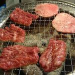 炭火焼肉 やまもと - 無煙ロースターで焼きます。上ロースとネギタン。