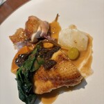 バール ア フロマージュ スーヴォワル - 丹波黒鶏ロースト(胸とモモ) シャントレル　バターナッツかぼちゃ　蕪　銀杏　ソースは鶏出汁とシェリー酒とシャントレルから