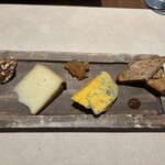 バール ア フロマージュ スーヴォワル - チーズ2種追加　シュロップシャーブルーとトムデクロカン　パンデピス　林檎ジャム　胡桃　はちみつ