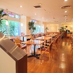 パリジェンヌ - 階段を下りて、左を見た店内。