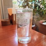 パリジェンヌ - 着席後すぐに提供してくれる、冷たいお水。