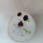 フィリップ・ミル 東京 - シャウルスチーズ(白カビのチーズ)をもちいたムースと中にリンゴ、上にはレーズン