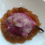 フィリップ・ミル 東京 - マグロのタルタル　カラー大根のコポー　甲殻類のジュレ