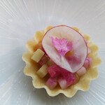 フィリップ・ミル 東京 - 干し柿のピューレと大根のピクルスのタルト