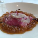 フィリップ・ミル 東京 - マグロのタルタル　カラー大根のコポー　甲殻類のジュレ