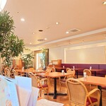 パリジェンヌ - 階段横の席から、"花園通り"側(南側)の正面玄関方向。