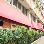 パリジェンヌ - "区役所通り"側(東側)の"赤いテント"と"広い間口"も、"風林会館"におけるファサードのひとつ。