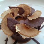 フィリップ・ミル 東京 - コーヒーのババロアとノアゼットのアクセント　バニラのグラス　プラリネとコーヒーのソースと共に