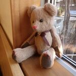 氷川だんご屋 - 窓のテディベア