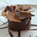 フィリップ・ミル 東京 - コーヒーのババロアとノアゼットのアクセント　バニラのグラス　プラリネとコーヒーのソースと共に