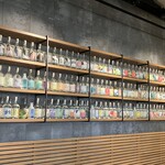 酒食堂 虎ノ門蒸留所 - ラベルの個性豊かなジンたちの多様性が美しい