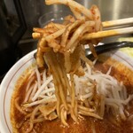 タンメン笑盛 - 麺が中太だからか 唐辛子もカラみまくる！