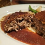 ヴァンピックル - 炭火焼き和牛ハンバーグ断面