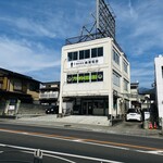 Brazilian Kitchen Tempero Caseiro - 歩道橋の手前のこの建物って覚えておけばすぐわかるはず