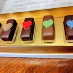 ジョンカナヤ - カラフルなハートが可愛いです。