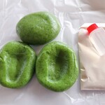 志”満ん草餅 - 草餅（上:あんいり、下:あんなし）