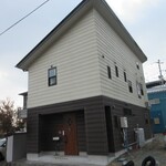 Cafe et repas よしのや - 駐車場はお店の右横