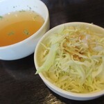 Cafe et repas よしのや - パスタに付くサラダとスープ