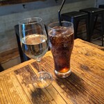 ソルティー オイスター ハウス - テバルド ビアンコ（グラス）、コーラ