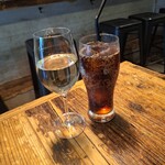 ソルティー オイスター ハウス - テバルド ビアンコ（グラス）、コーラ